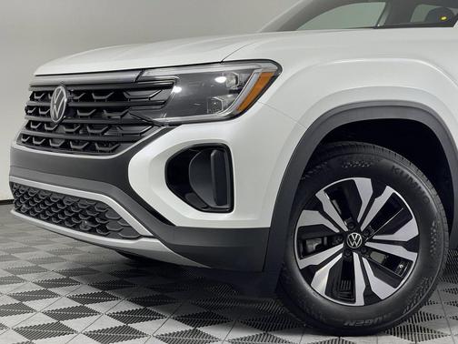 opal white pearl 2026 Volkswagen Atlas Cross Sport 2.0T SE