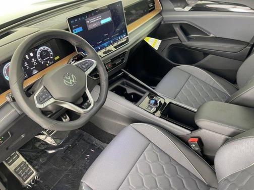 2026 Volkswagen Tiguan 2.0T SEL
