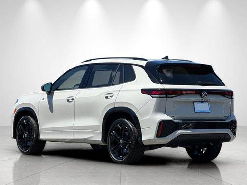 sandstone 2026 Volkswagen Tiguan 2.0T SE R-Line Black 4MOTION
