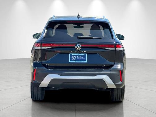 Deep Black Pearl 2025 Volkswagen Tiguan 2.0T SE 4MOTION