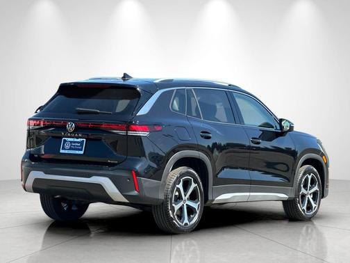 Deep Black Pearl 2025 Volkswagen Tiguan 2.0T SE 4MOTION