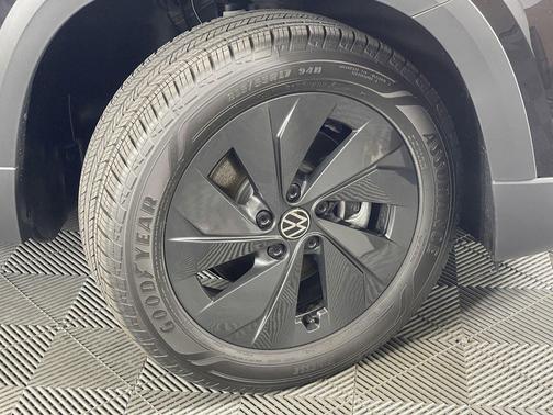 Deep Black Pearl 2025 Volkswagen Taos 1.5T S