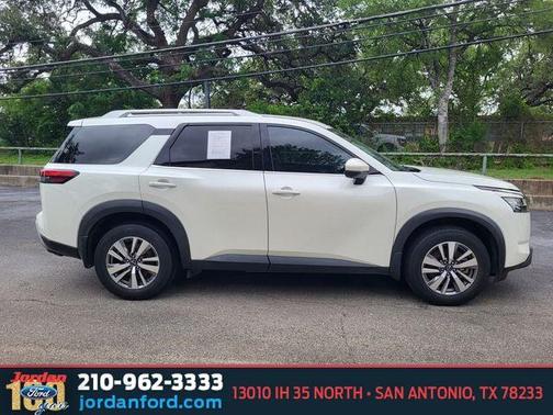 Pearl White Tricoat 2023 Nissan Pathfinder SL FWD