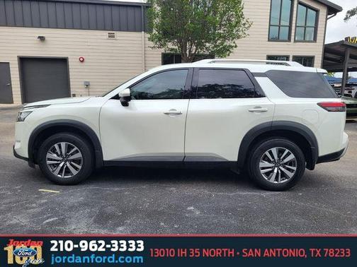 Pearl White Tricoat 2023 Nissan Pathfinder SL FWD