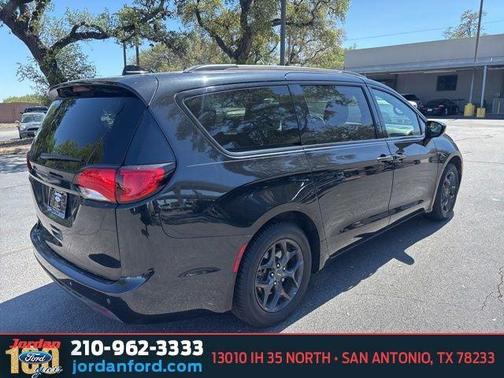 Brilliant Black Crystal Pearlcoat 2020 Chrysler Pacifica Touring L