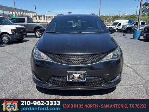 Brilliant Black Crystal Pearlcoat 2020 Chrysler Pacifica Touring L
