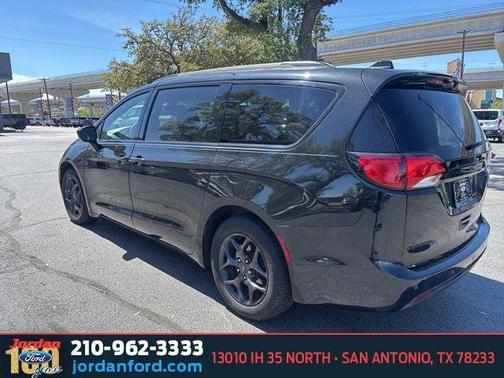 Brilliant Black Crystal Pearlcoat 2020 Chrysler Pacifica Touring L