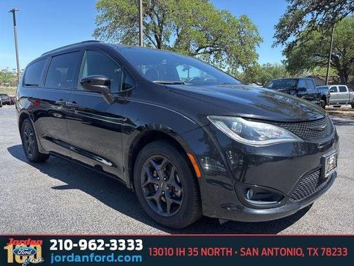 Brilliant Black Crystal Pearlcoat 2020 Chrysler Pacifica Touring L