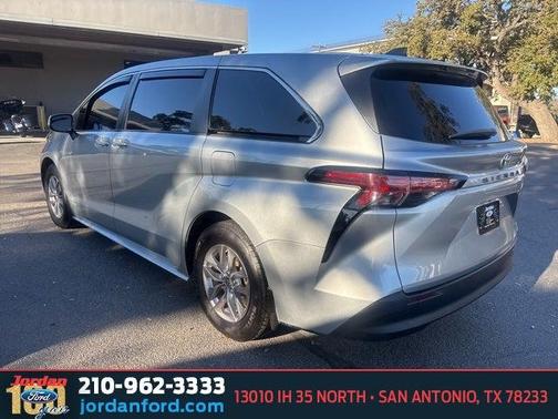 2021 Toyota Sienna LE