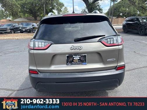 Light Brownstone Pearlcoat 2019 Jeep Cherokee Latitude Plus