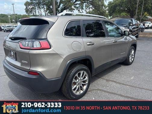 Light Brownstone Pearlcoat 2019 Jeep Cherokee Latitude Plus