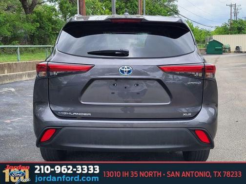 Magnetic Gray Metallic 2023 Toyota Highlander Hybrid XLE
