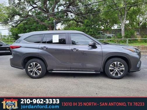 Magnetic Gray Metallic 2023 Toyota Highlander Hybrid XLE
