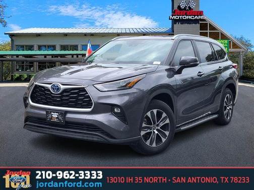 Magnetic Gray Metallic 2023 Toyota Highlander Hybrid XLE