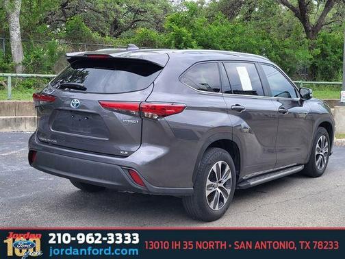 Magnetic Gray Metallic 2023 Toyota Highlander Hybrid XLE