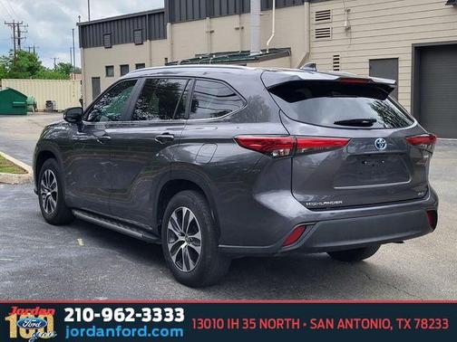Magnetic Gray Metallic 2023 Toyota Highlander Hybrid XLE