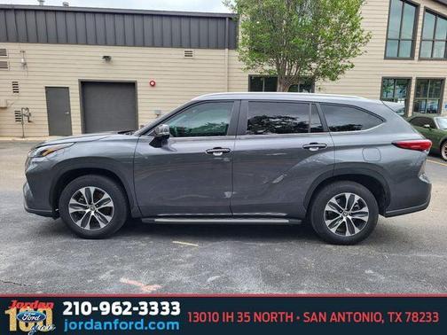 Magnetic Gray Metallic 2023 Toyota Highlander Hybrid XLE