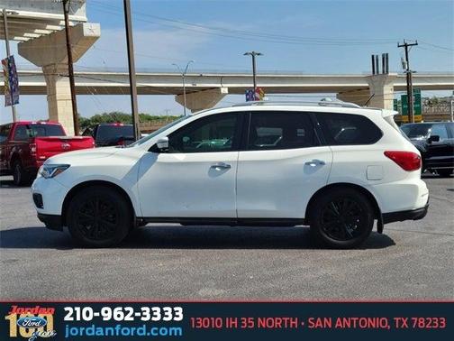 2017 Nissan Pathfinder SL