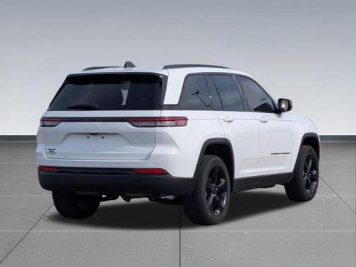Bright White Clearcoat 2023 Jeep Grand Cherokee Altitude