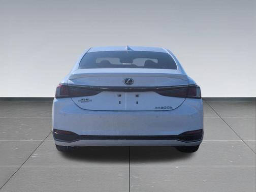 2022 Lexus ES 300h F SPORT