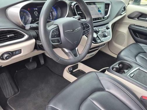 Brilliant Black Crystal Pearlcoat 2023 Chrysler Pacifica Touring-L