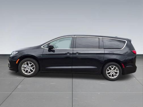 Brilliant Black Crystal Pearlcoat 2023 Chrysler Pacifica Touring-L