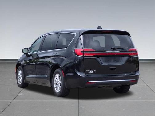 Brilliant Black Crystal Pearlcoat 2023 Chrysler Pacifica Touring-L