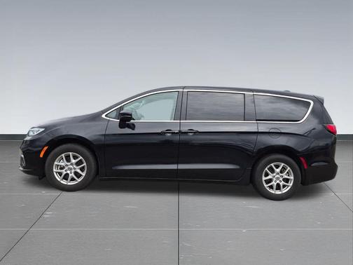Brilliant Black Crystal Pearlcoat 2023 Chrysler Pacifica Touring-L