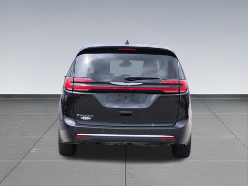 Brilliant Black Crystal Pearlcoat 2023 Chrysler Pacifica Touring-L