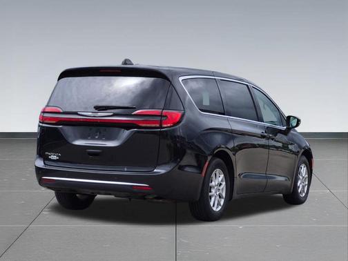 Brilliant Black Crystal Pearlcoat 2023 Chrysler Pacifica Touring-L
