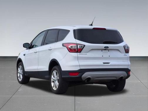 Oxford White 2017 Ford Escape SE