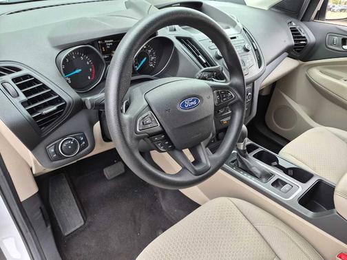 Oxford White 2017 Ford Escape SE