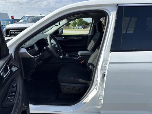 2022 Jeep Grand Cherokee L Laredo
