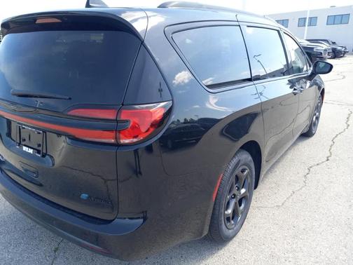 2025 Chrysler Pacifica Hybrid Select