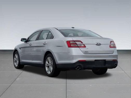 Ingot Silver Metallic 2017 Ford Taurus SE
