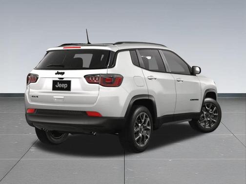 Bright White Clearcoat 2025 Jeep Compass Latitude