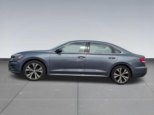 Platinum Gray Metallic 2022 Volkswagen Passat 2.0T SE