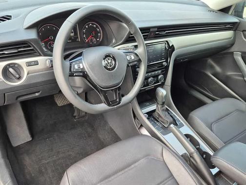 Platinum Gray Metallic 2022 Volkswagen Passat 2.0T SE