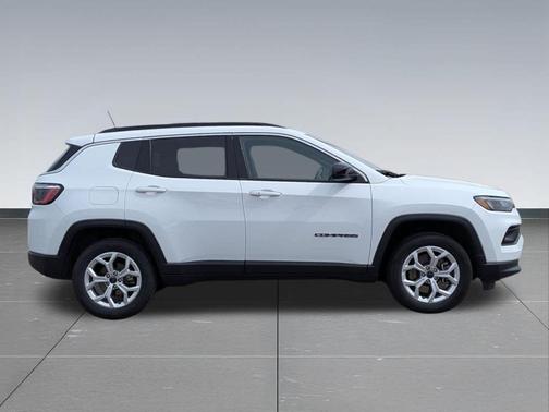 Bright White Clearcoat 2025 Jeep Compass Latitude