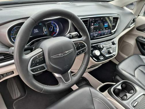Brilliant Black Crystal Pearlcoat 2023 Chrysler Pacifica Hybrid Touring L