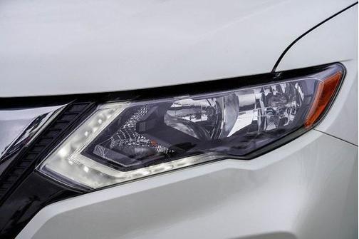 Photo 2 of 27 of 2020 Nissan Rogue SV