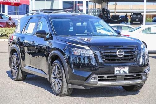 Photo 3 of 30 of 2022 Nissan Pathfinder SL