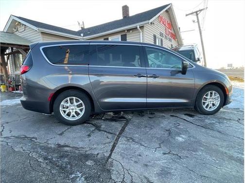 2022 Chrysler Voyager LX