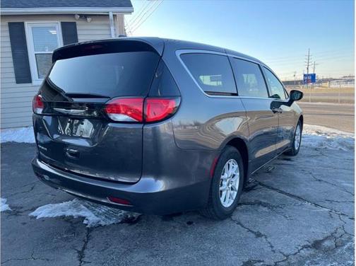 2022 Chrysler Voyager LX