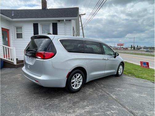 Silver Mist Clearcoat 2022 Chrysler Voyager LX