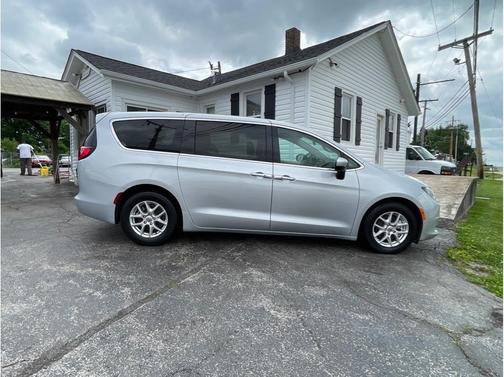 Silver Mist Clearcoat 2022 Chrysler Voyager LX