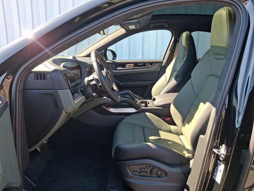 Chromite Black Metallic 2026 Porsche Cayenne GTS