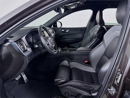 2022 Volvo XC60 B6 R-Design