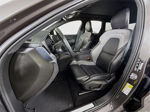 2022 Volvo XC60 B6 R-Design