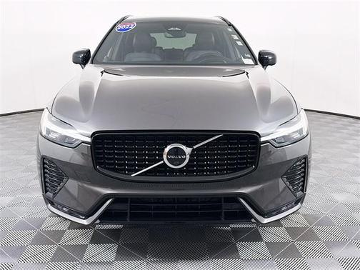 2022 Volvo XC60 B6 R-Design